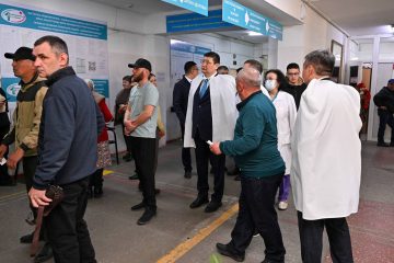 Аким области Абай проверил больницы Семея и пообщался с медиками