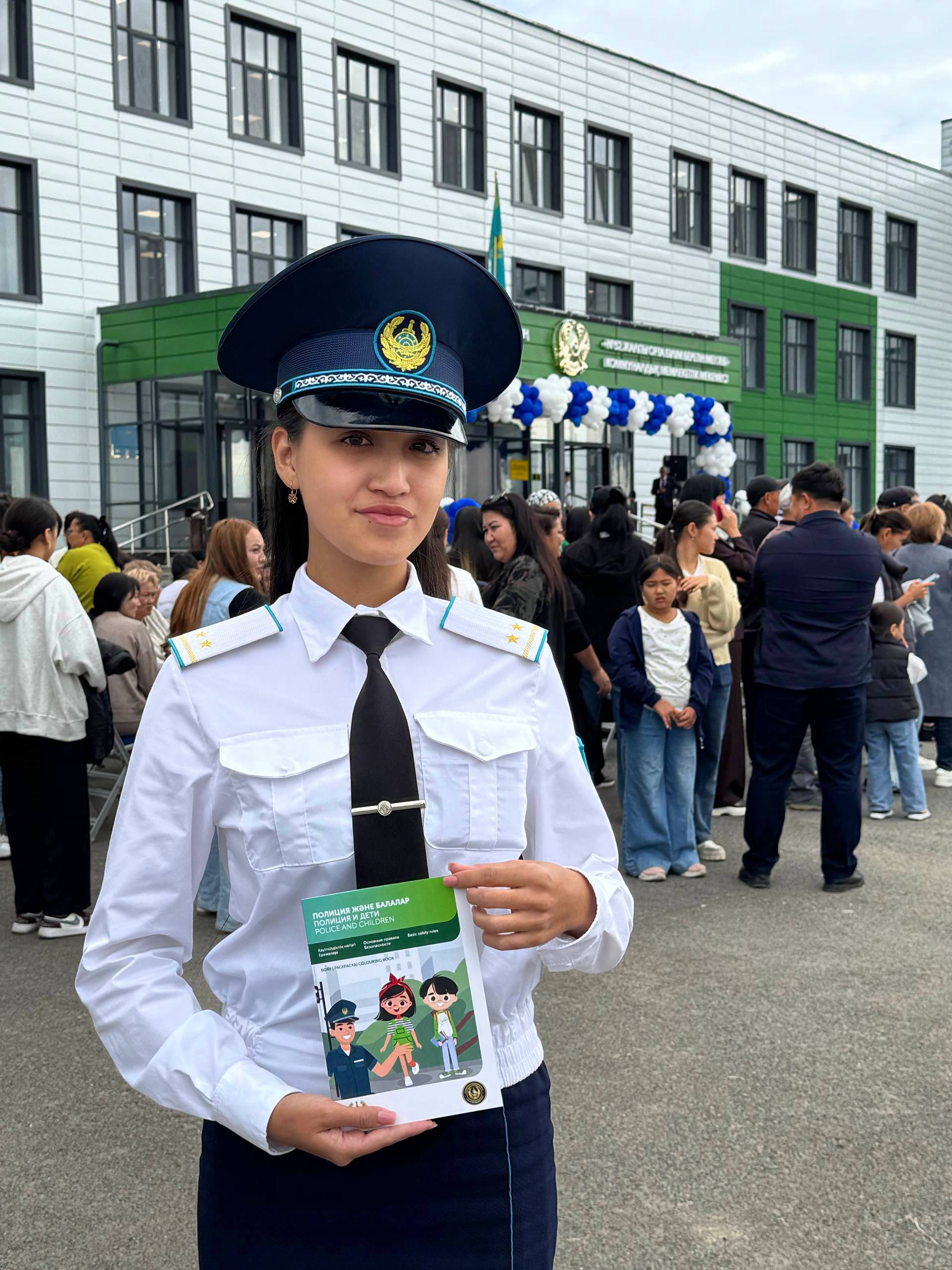 В области Абай первоклассникам подарили раскраски по правилам дорожного движения