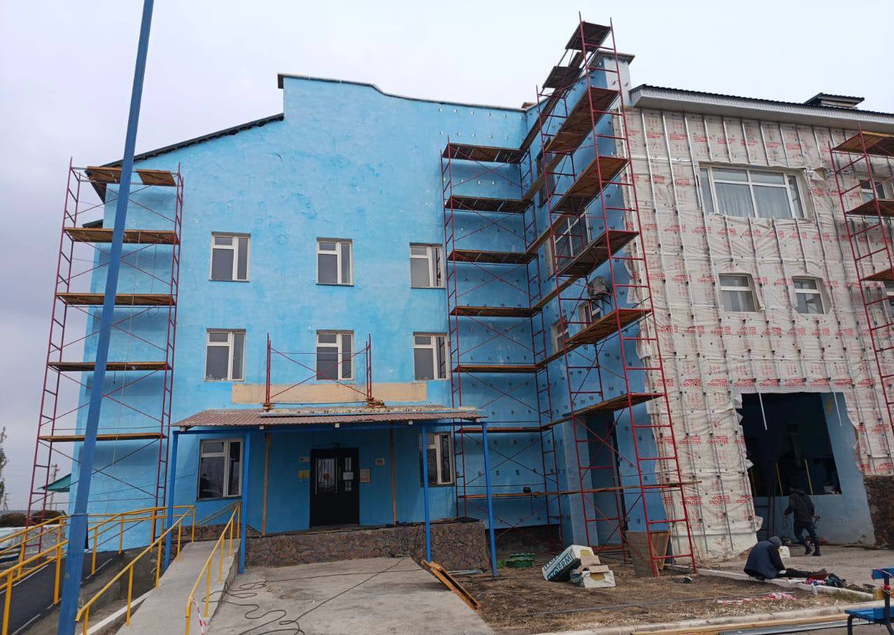 Во благо здоровья — в больнице села Аксуат проводят капитальный ремонт 