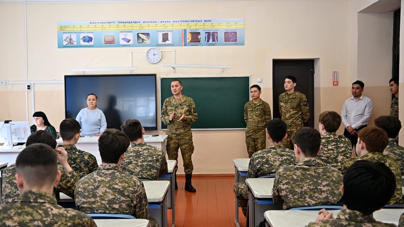 Совет от старших — в Семее военные курсанты встретились со&hellip;