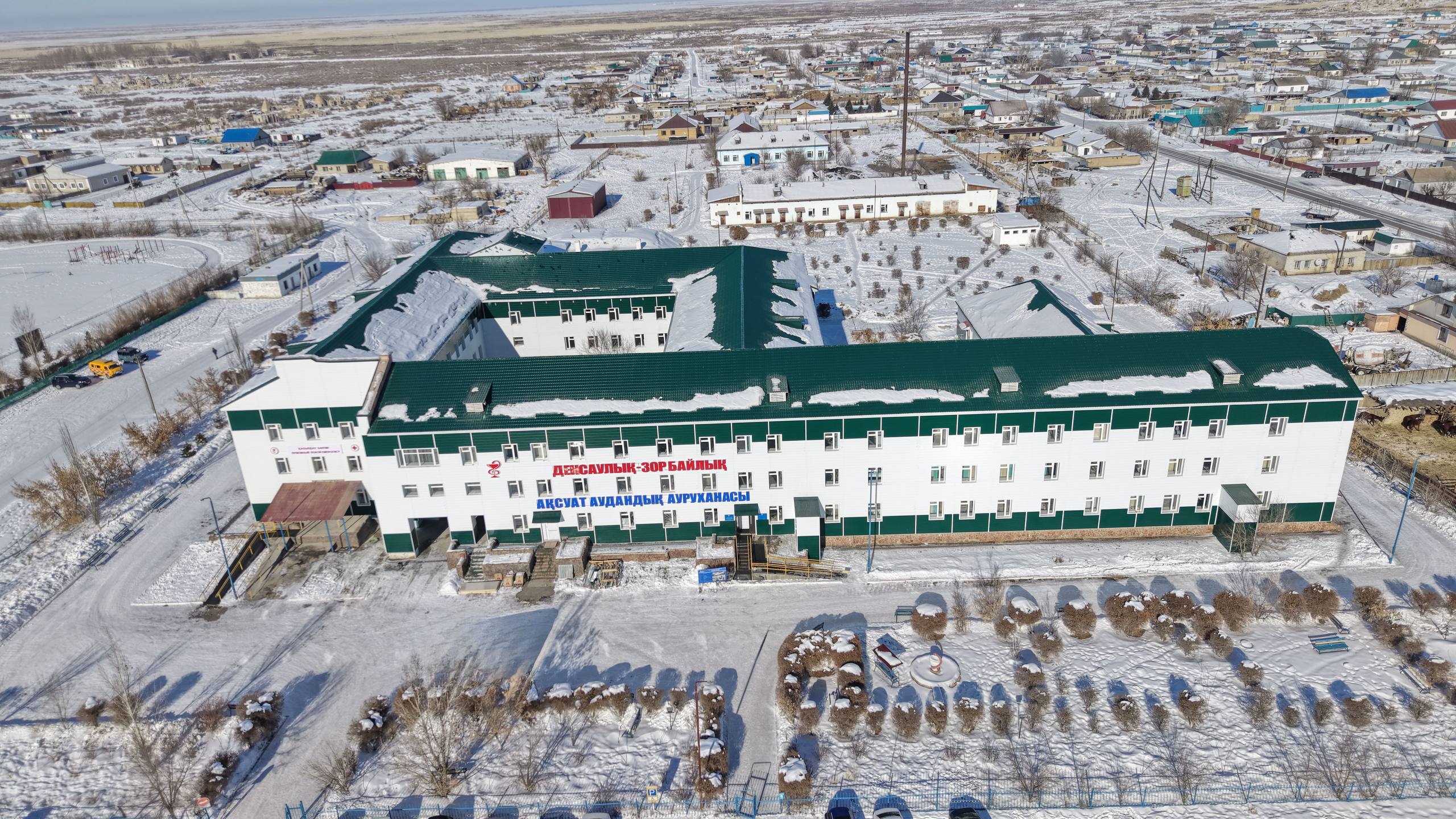 Эффективное лечение: капитальный ремонт больницы в Аксуате завершен на 90%