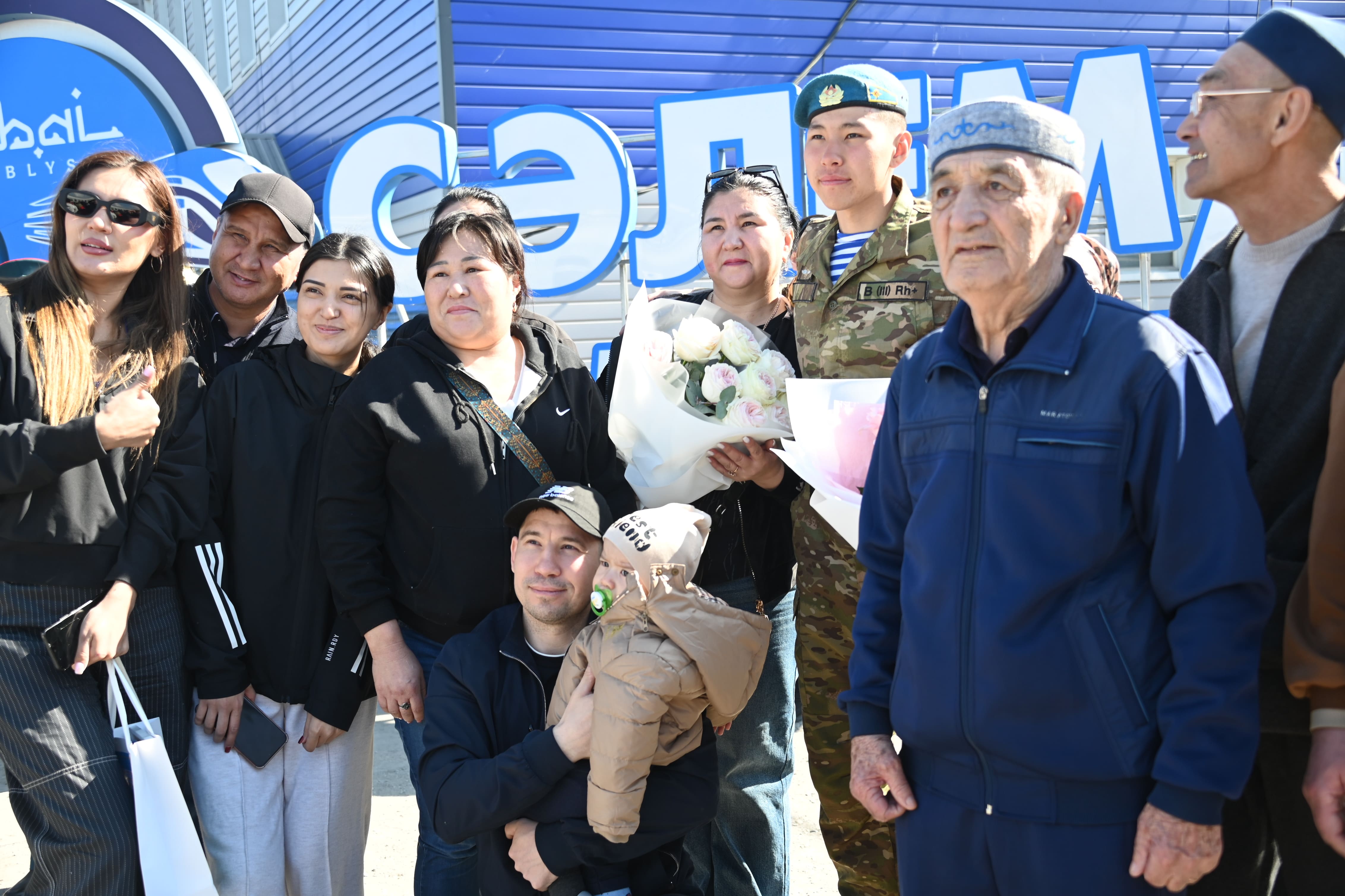 Добро пожаловать домой: в Семее встретили вернувшихся со службы солдат