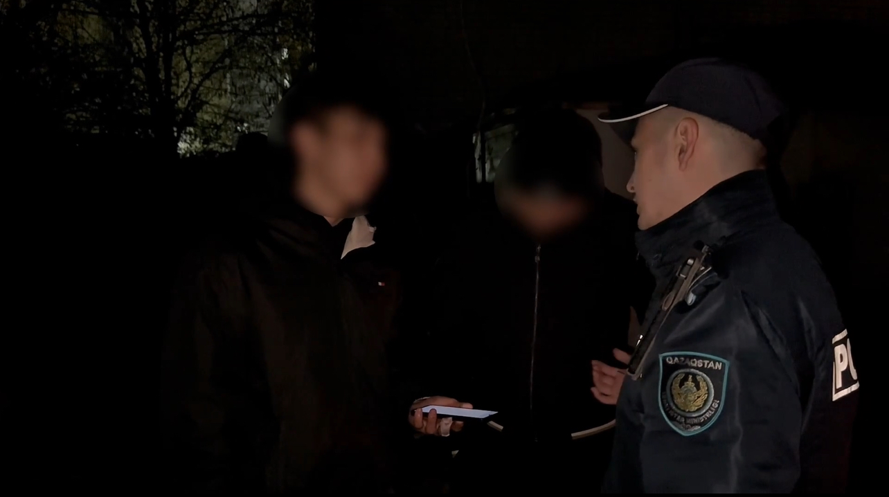 Неожиданный рейд — 50 подростков гуляли ночью в Семее