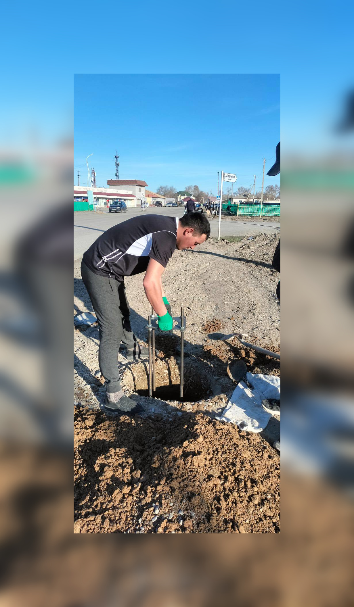 В селе Аксуат устанавливают десятки новых фонарей